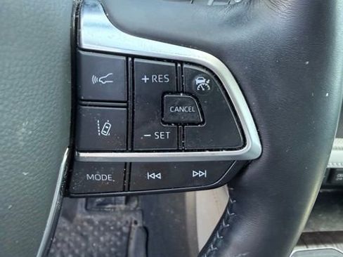 Used 2021 Toyota Highlander Limited AWD/4WD image 18