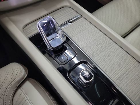 Certified 2023 Volvo XC60 B5 Ultimate w/ Climate Package image 31