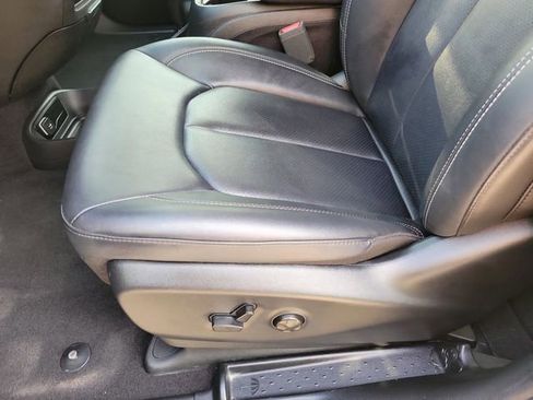 Used 2025 Chrysler Pacifica Select FWD image 11
