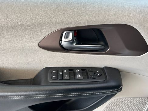 Used 2022 Chrysler Voyager LX image 11
