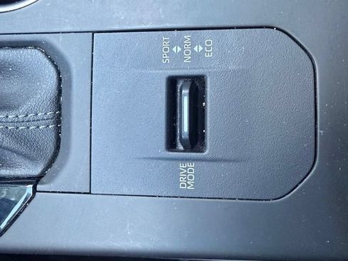 Used 2023 Toyota Highlander XLE FWD image 21
