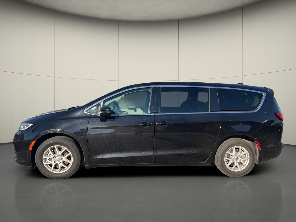 Used 2024 Chrysler Pacifica Touring-L FWD image 4