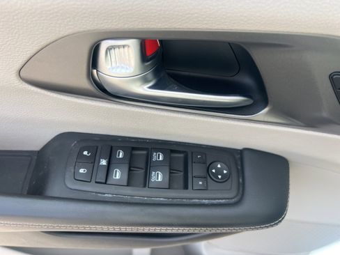 Used 2023 Chrysler Pacifica Touring-L image 23