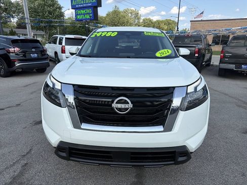 Used 2024 Nissan Pathfinder SV AWD/4WD image 2