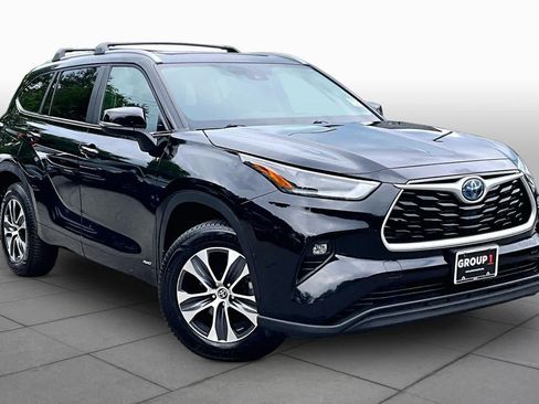 Used 2023 Toyota Highlander XLE AWD/4WD image 3