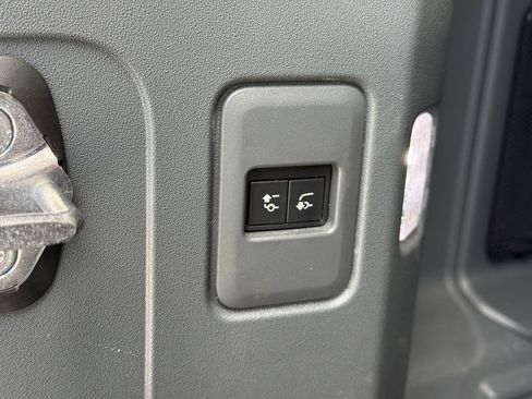 Used 2020 Land Rover Defender 110 SE image 16