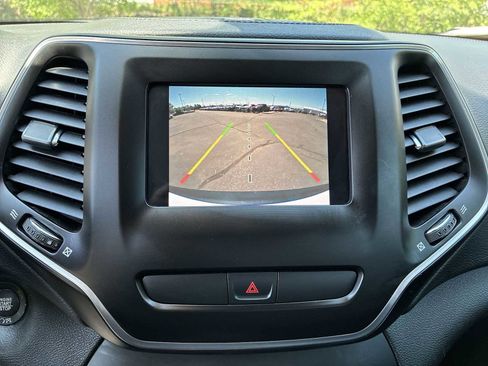 Used 2019 Jeep Cherokee Latitude Plus w/ Comfort/Convenience Group AWD/4WD image 22