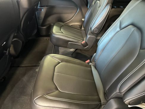 Used 2026 Chrysler Pacifica Select FWD image 5