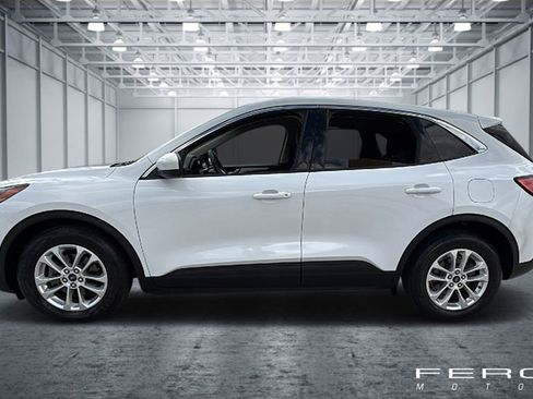 Used 2020 Ford Escape SE image 2