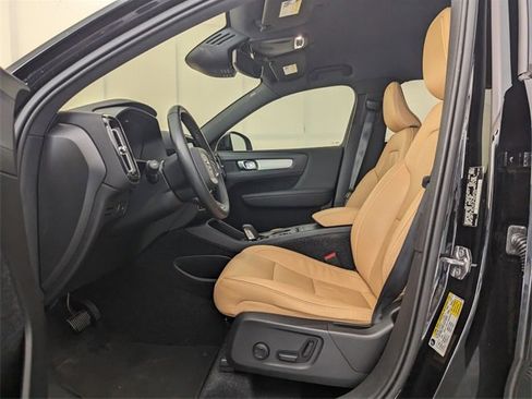 Used 2019 Volvo XC40 T5 Momentum image 6