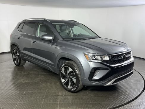 Used 2024 Volkswagen Taos SE w/ Panoramic Sunroof Package image 3