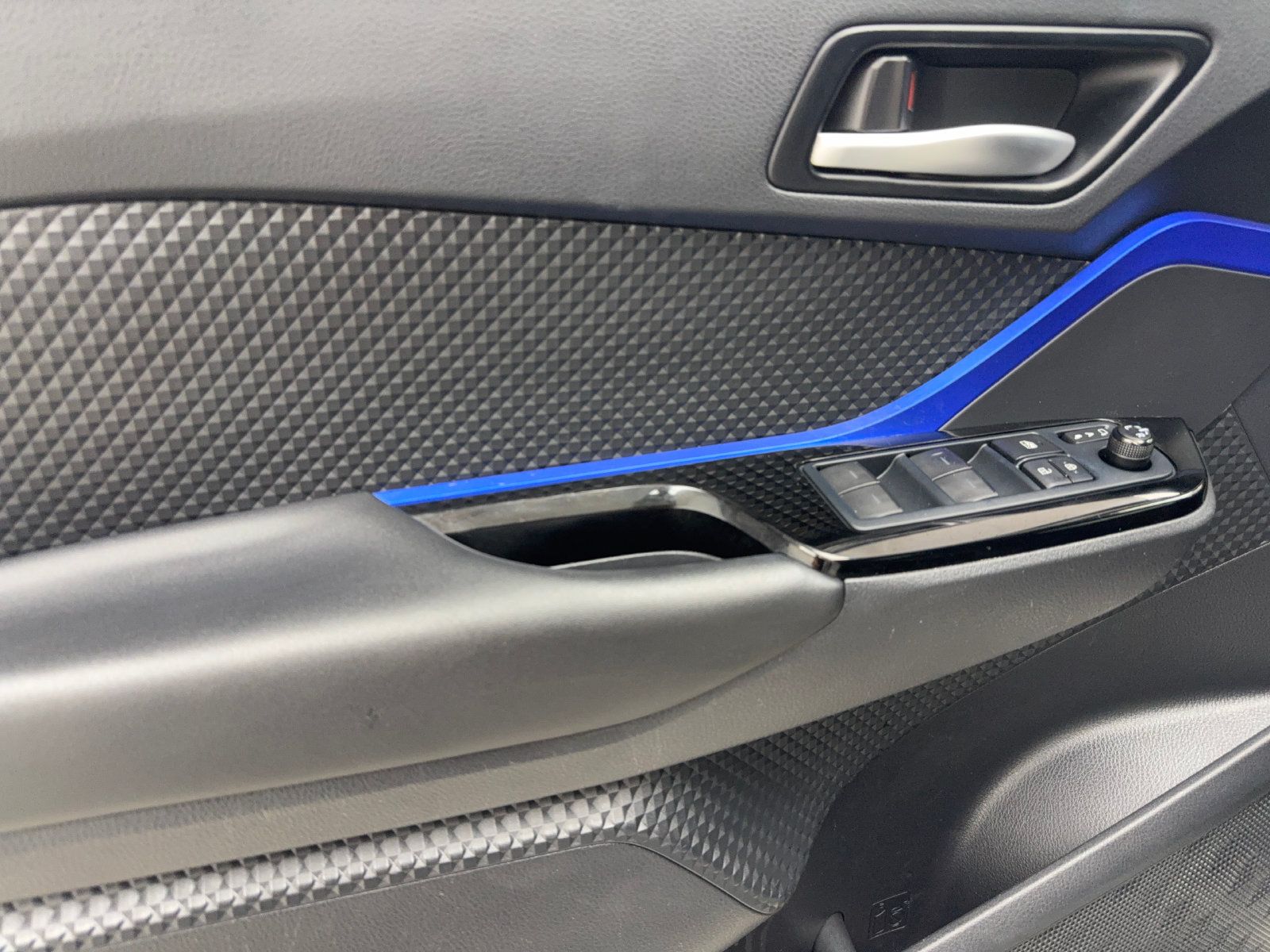 Used 2020 Toyota C-HR XLE FWD image 35
