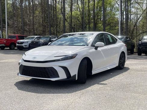 Used 2025 Toyota Camry SE FWD image 6