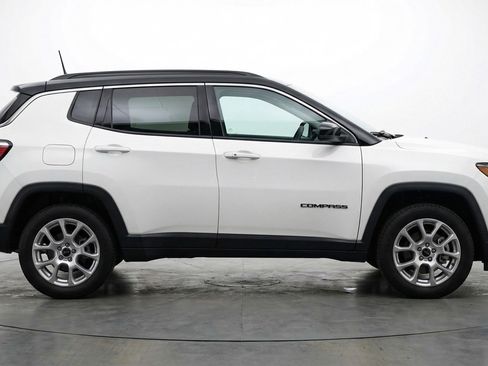 Used 2025 Jeep Compass Limited image 11
