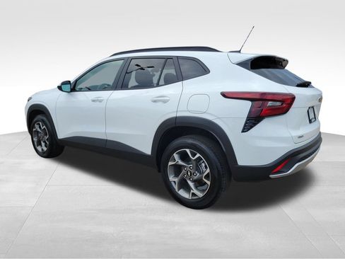 Certified 2025 Chevrolet Trax LT w/ Driver Confidence Package FWD image 4