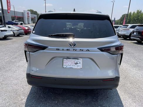 Used 2025 Toyota Sienna XLE FWD image 3