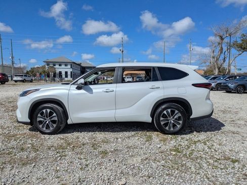 Certified 2025 Toyota Highlander XLE image 9