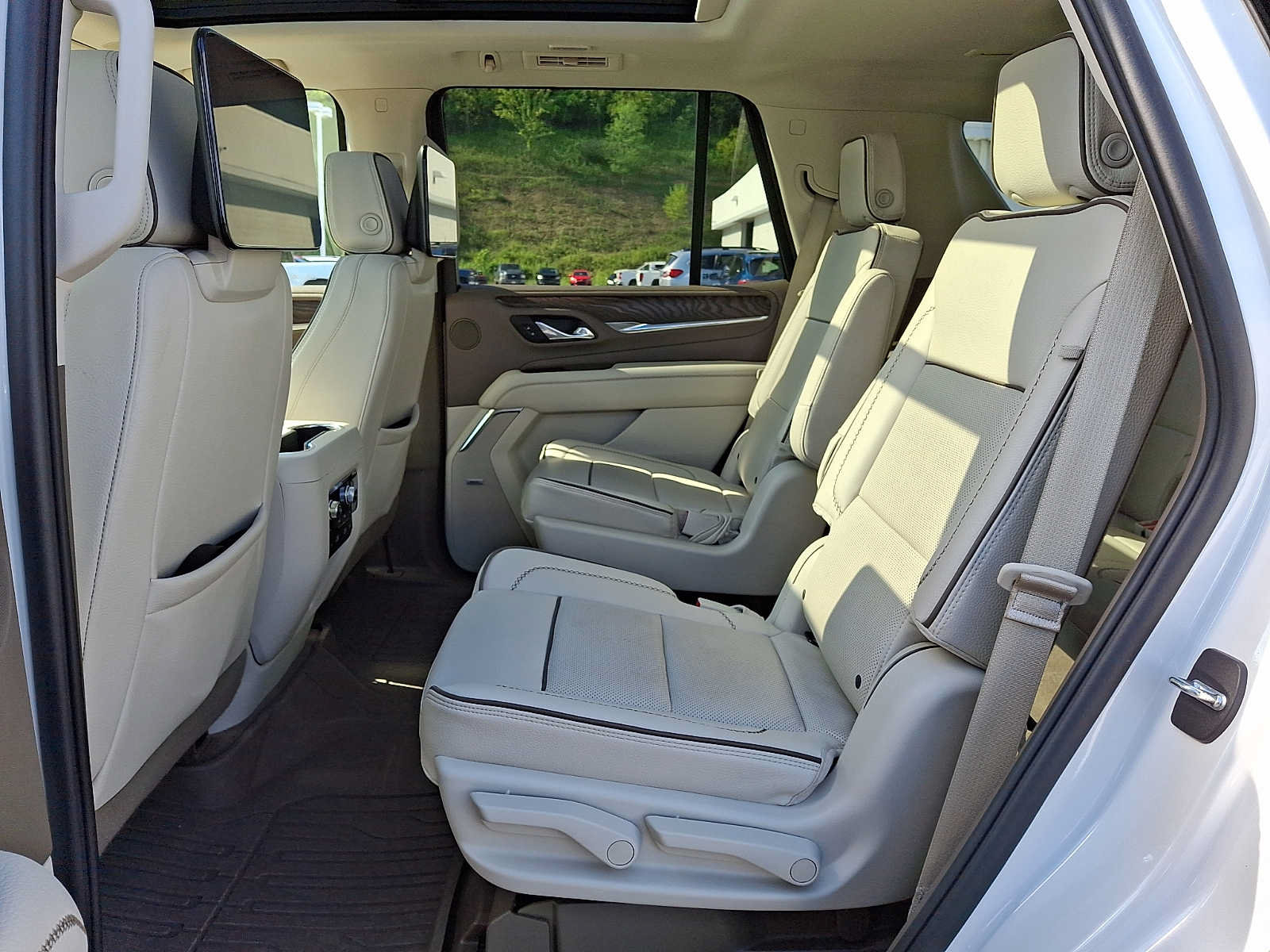 Used 2024 GMC Yukon Denali w/ Denali Reserve Package AWD/4WD image 8