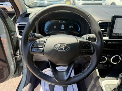 Used 2025 Hyundai Venue Limited FWD image 4