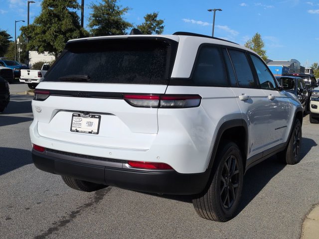 New 2027 Jeep Grand Cherokee Altitude RWD image 4