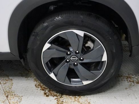 Certified 2025 Nissan Rogue SV image 18