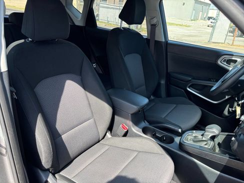 Used 2025 Kia Soul LX w/ LX Technology Package FWD image 33