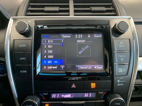 Used 2017 Toyota Camry SE w/ Moonroof Package image 38