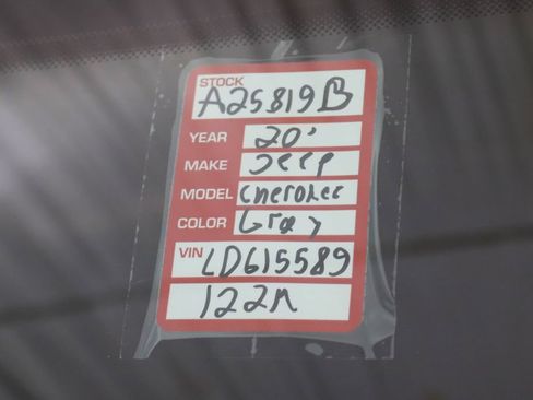 Used 2020 Jeep Cherokee Latitude Plus w/ Cold Weather Group FWD image 26