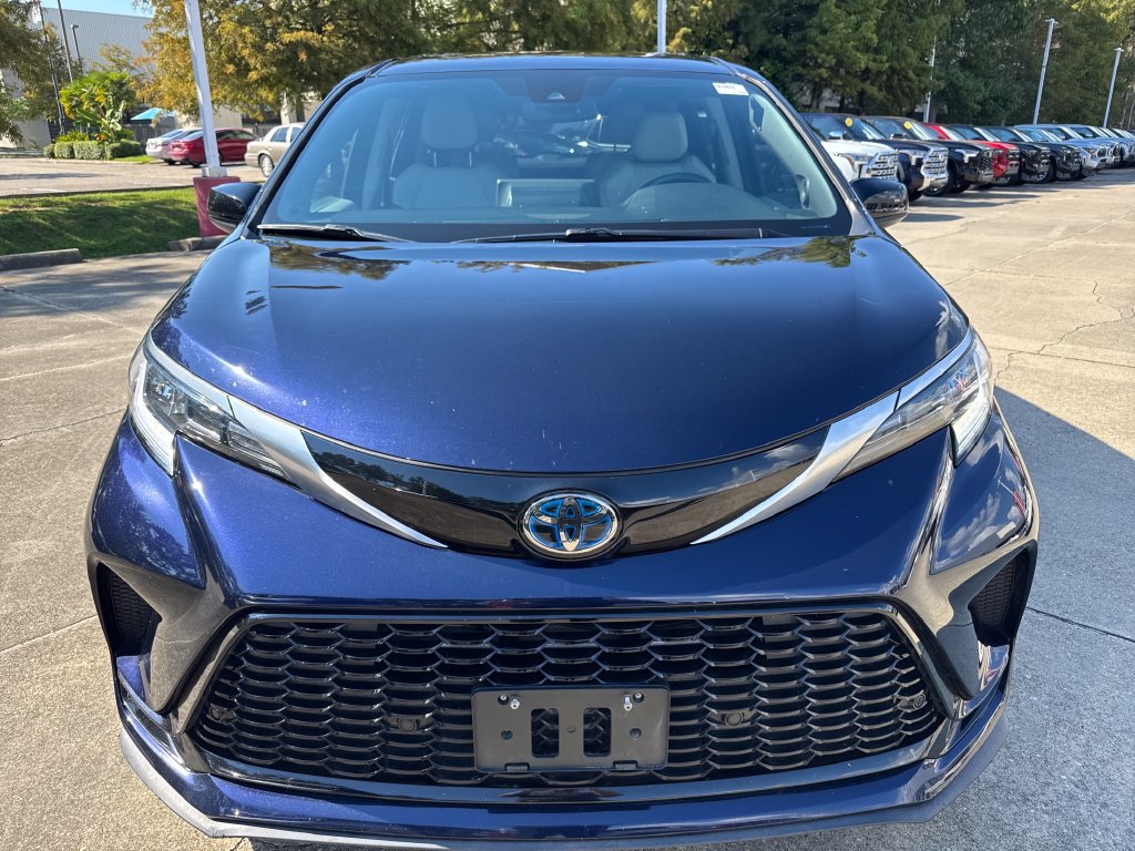 Certified 2021 Toyota Sienna XSE w/ XSE Plus Package AWD/4WD image 6