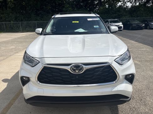 Used 2023 Toyota Highlander Limited AWD/4WD image 2