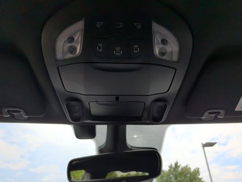Used 2022 Chrysler Pacifica Limited w/ Uconnect Theater Family Group FWD image 32