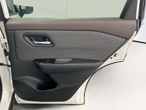 Used 2023 Nissan Rogue SV image 30