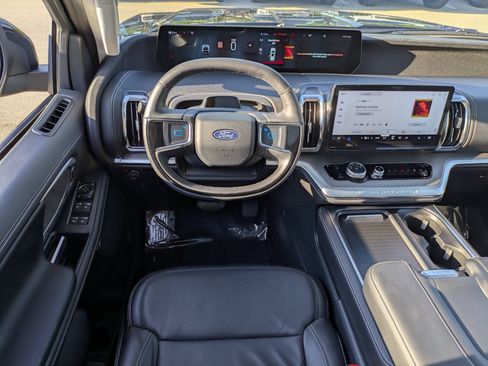 Certified 2025 Ford Expedition Platinum w/ Driver's Package AWD/4WD image 30