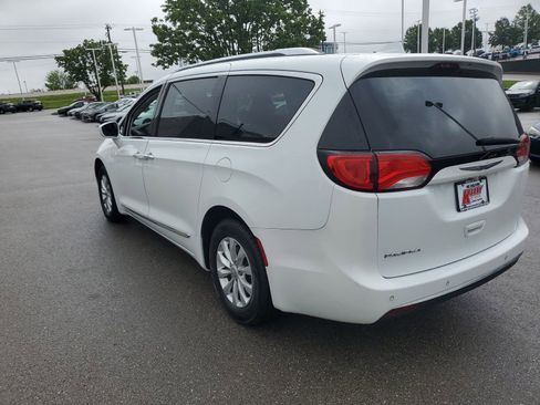 Used 2019 Chrysler Pacifica Touring-L FWD image 3