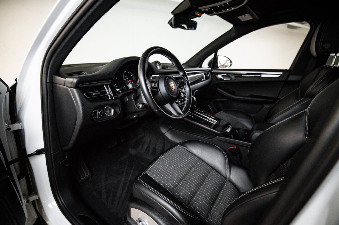 Certified 2023 Porsche Macan Turbo AWD/4WD image 4