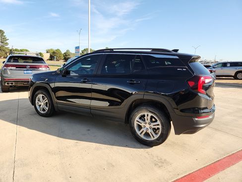 Used 2024 GMC Terrain SLE w/ Driver Convenience Package AWD/4WD image 4