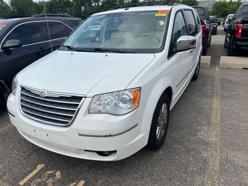 Used 2010 Chrysler Town & Country Limited w/ Entertainment Group #3 FWD image 5