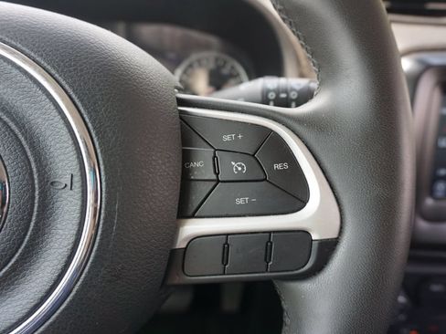Used 2021 Jeep Renegade Latitude FWD image 9