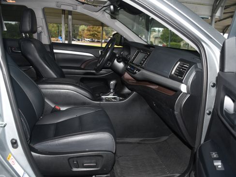 Used 2019 Toyota Highlander XLE image 21