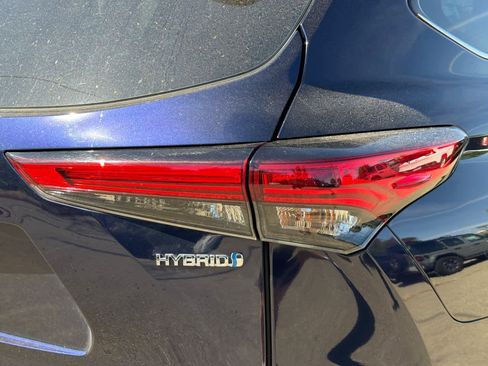 Used 2021 Toyota Highlander XLE AWD/4WD image 17