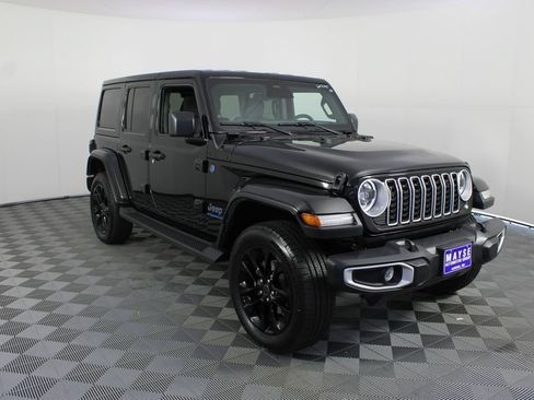 Used 2025 Jeep Wrangler Unlimited Sahara AWD/4WD image 24