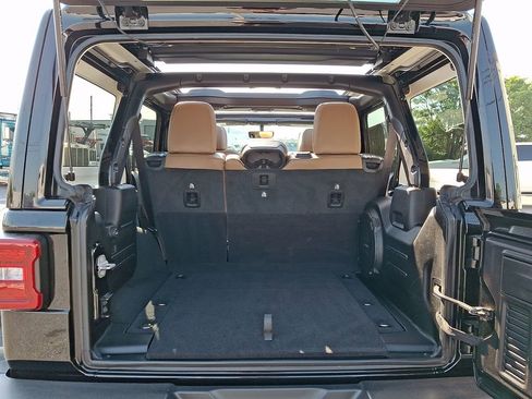 Used 2022 Jeep Wrangler Unlimited Rubicon w/ LED Lighting Group AWD/4WD image 33