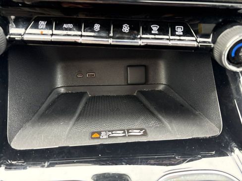 Used 2025 Chevrolet Traverse LT AWD/4WD image 39