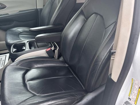 Used 2017 Chrysler Pacifica Touring-L image 12