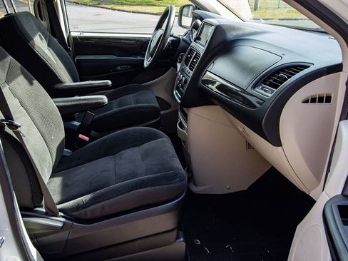 Used 2019 Dodge Grand Caravan SE w/ UConnect Hands-Free Group image 22