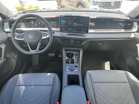 Used 2025 Volkswagen Tiguan SE AWD/4WD image 19