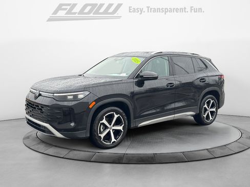 Used 2025 Volkswagen Tiguan SE image 3