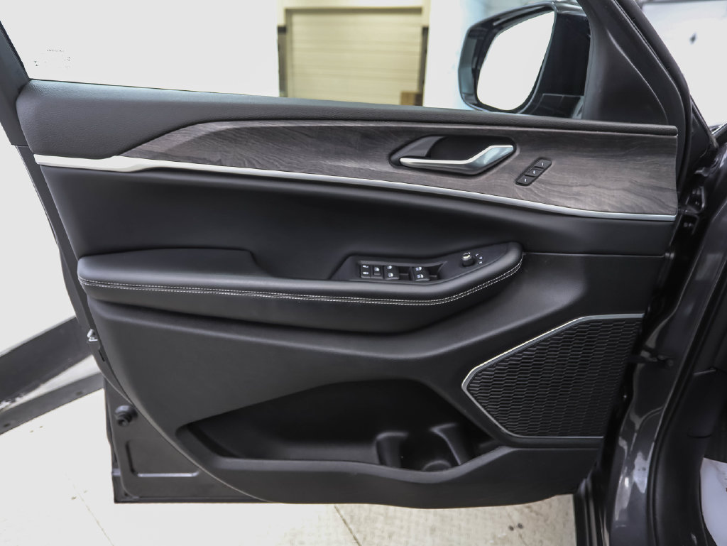 Used 2022 Jeep Grand Cherokee L Limited w/ Black Appearance Package AWD/4WD image 9