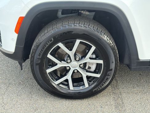 Used 2024 Jeep Grand Cherokee L Limited w/ Luxury Tech Group II AWD/4WD image 12