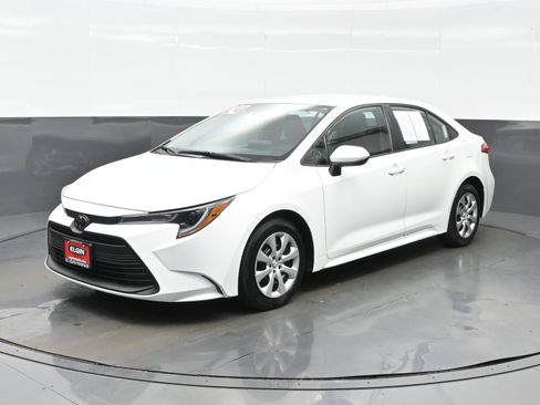 Used 2024 Toyota Corolla LE FWD image 2